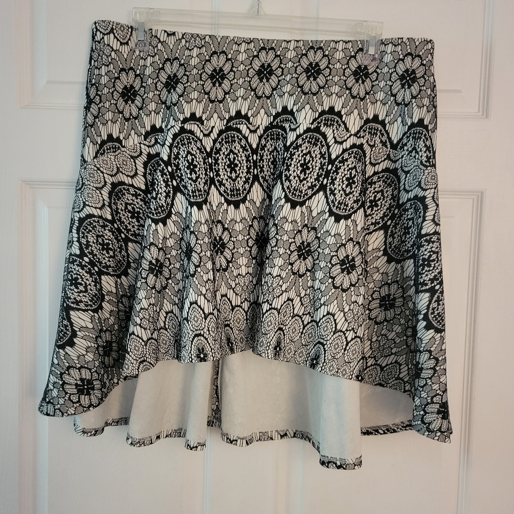 Torrid black and white skirt 2 2x